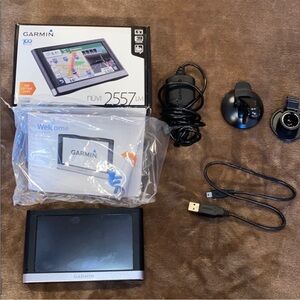 Garmin navigation screen with box and accessories